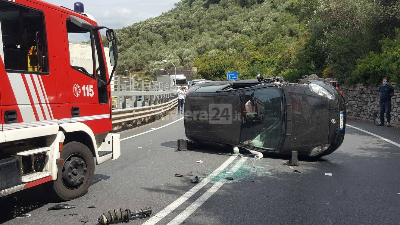 Pontedassio, frontale tra due auto sulla 28