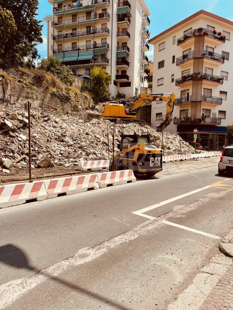 Imperia, demolita a tempo di record la palazzina di Castelvecchio