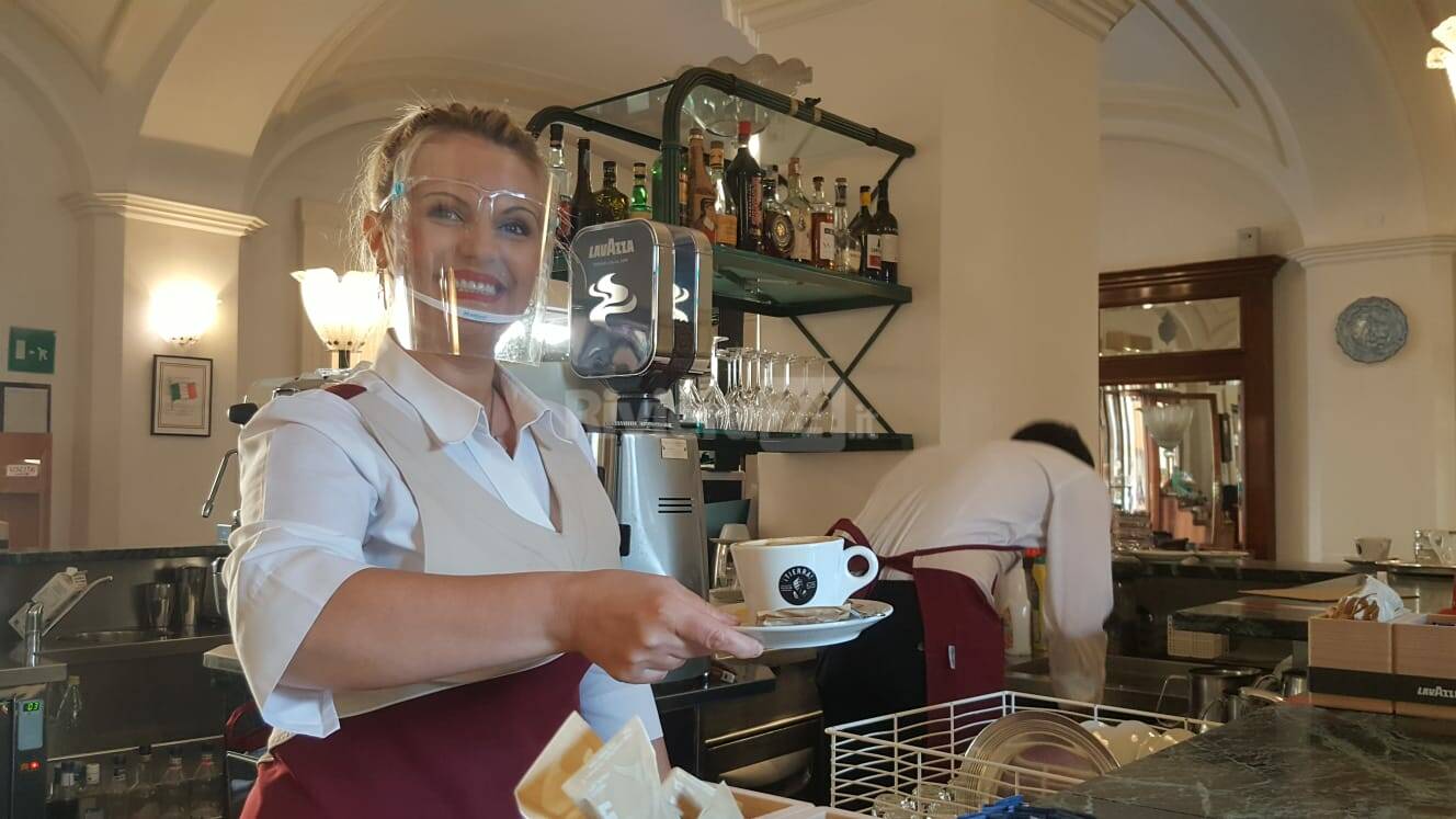 Si torna a fare colazione al bancone del bar, le reazioni