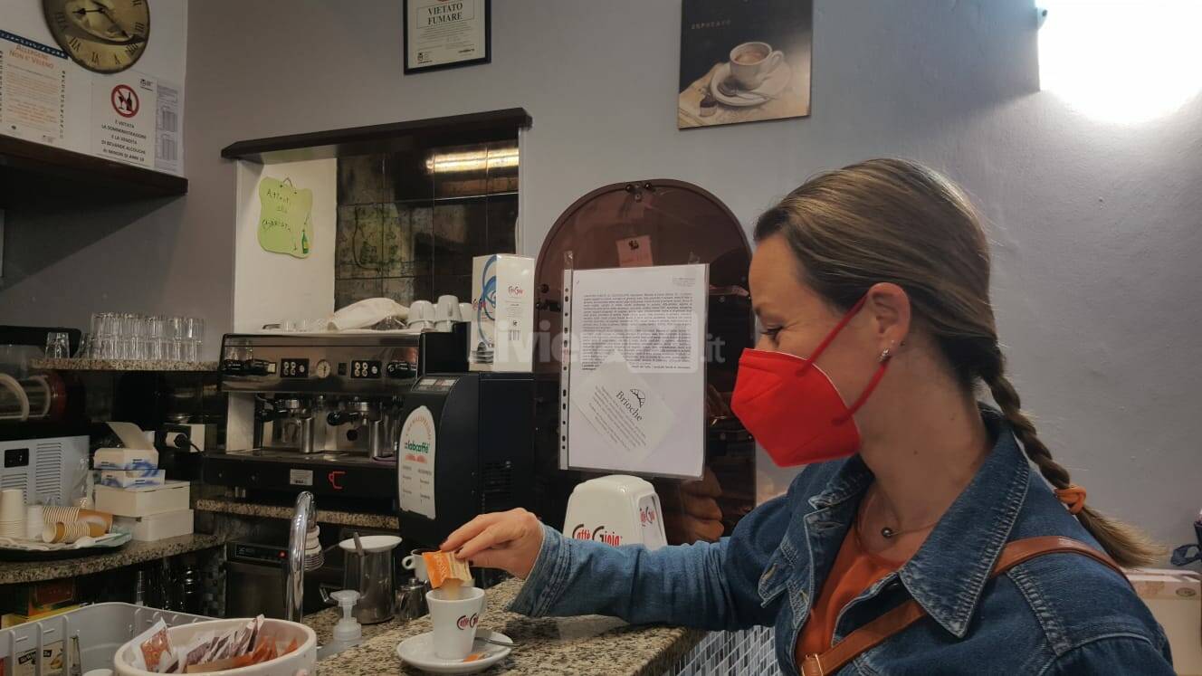 Si torna a fare colazione al bancone del bar, le reazioni