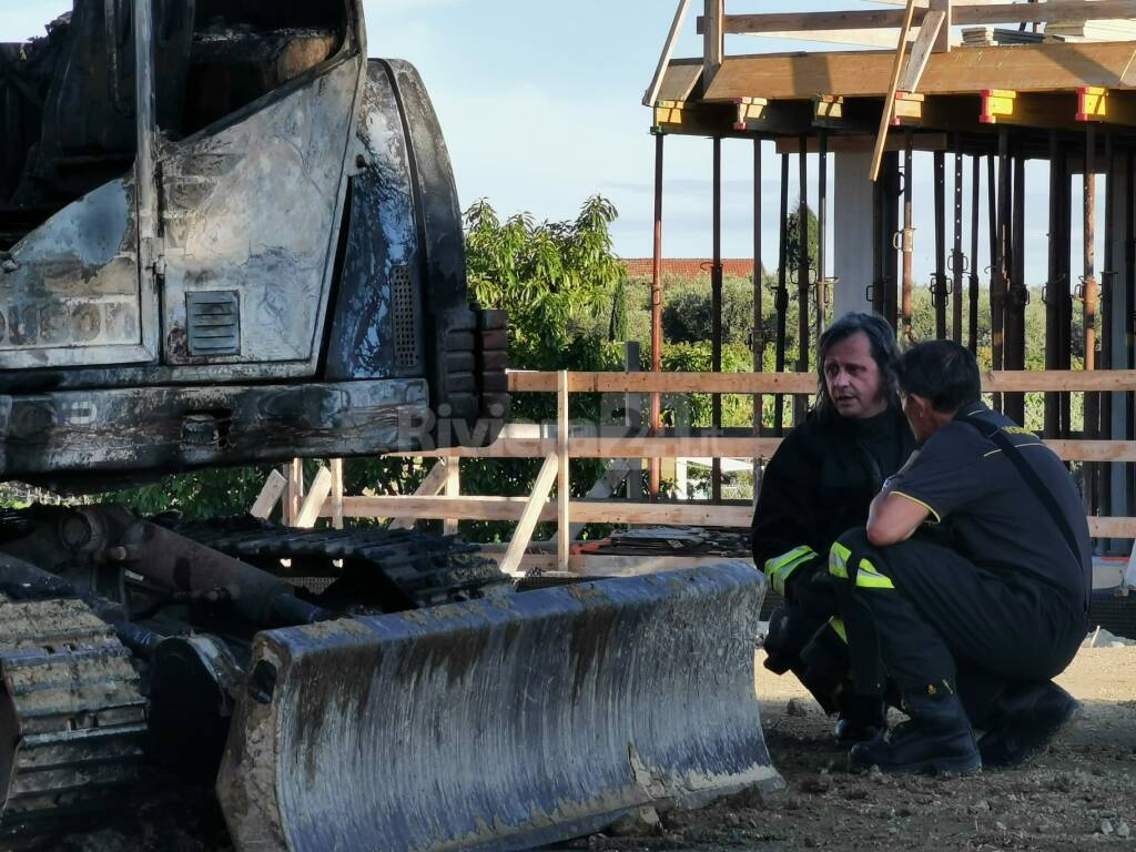 Brucia un escavatore sulla collina di Bordighera