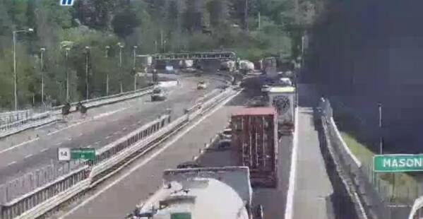 Camion in fiamme autostrada