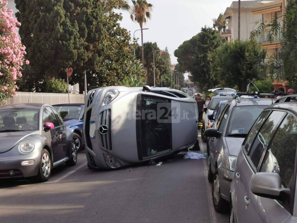 Cappotta con l'auto nel centro di Bordighera, traffico paralizzato in via Vittorio Veneto