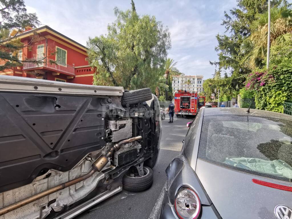 Cappotta con l'auto nel centro di Bordighera, traffico paralizzato in via Vittorio Veneto