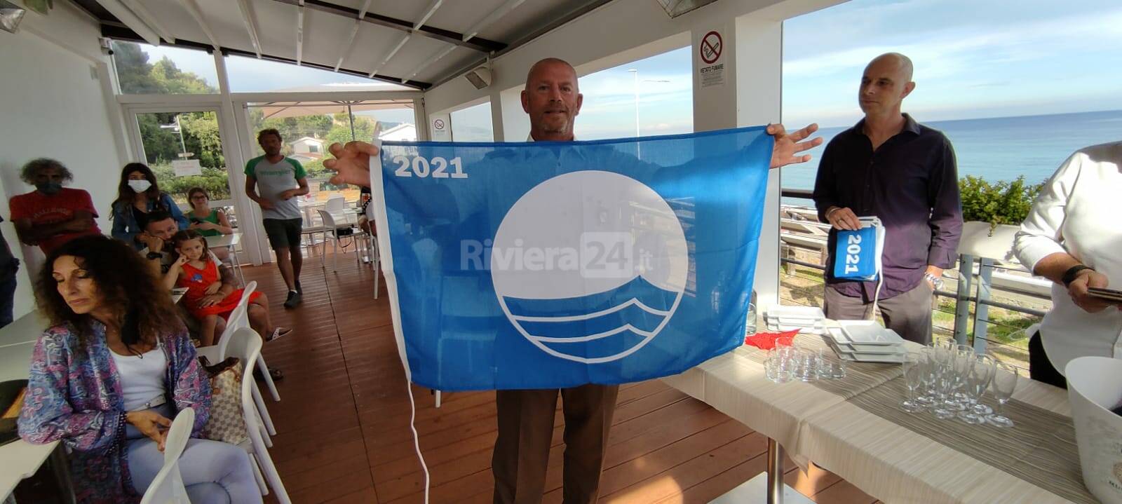 Sanremo, consegnate agli stabilimenti le Bandiere blu 2021