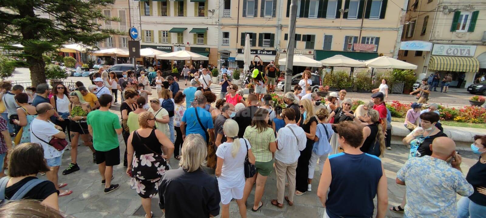 Sanremo, duecento persone in piazza contro l'obbligo vaccinale