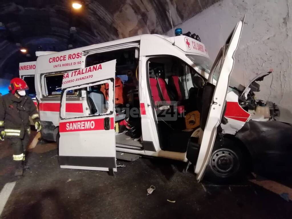 Autostrada, grave incidente tra San Bartolomeo e Imperia Est: coinvolta un'ambulanza, sei feriti