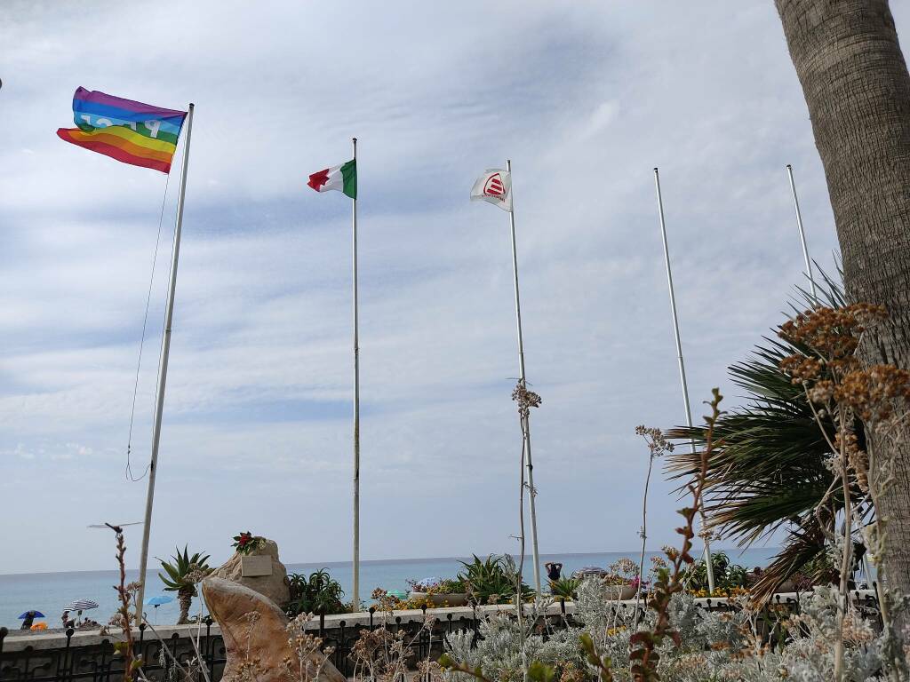 Bandiere sul lungomare di Vallecrosia