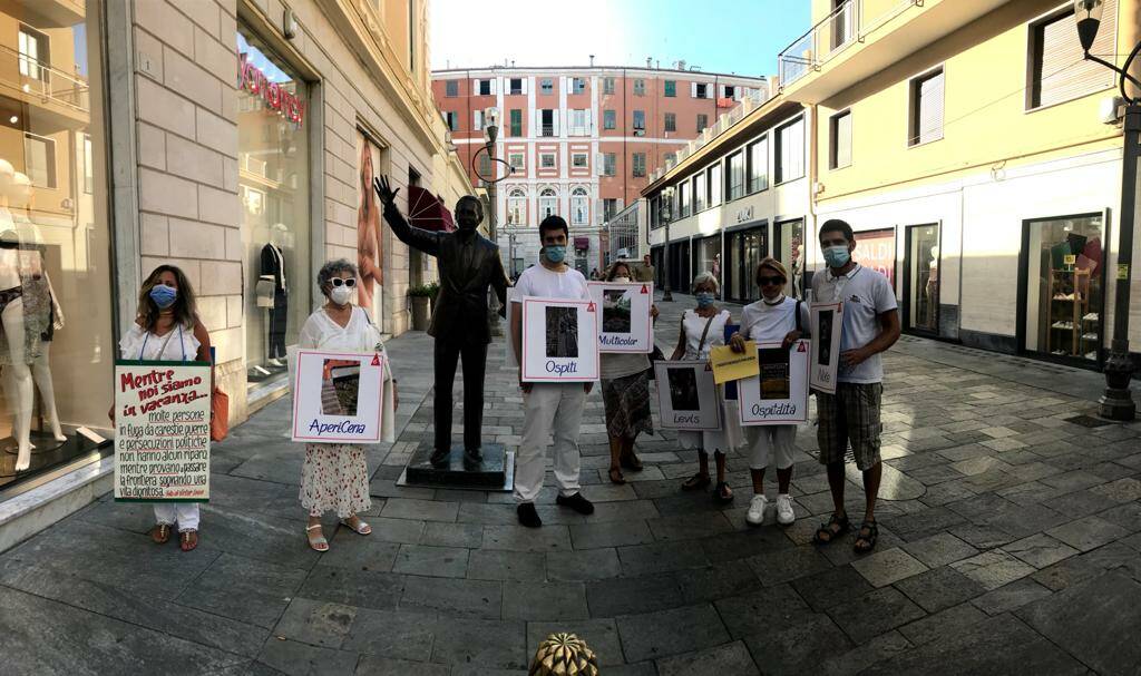 riviera24 - Flash mob pro Ventimiglia di Rete Sanremo Solidale