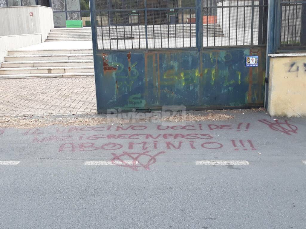 Scritte no vax al Montale Bordighera