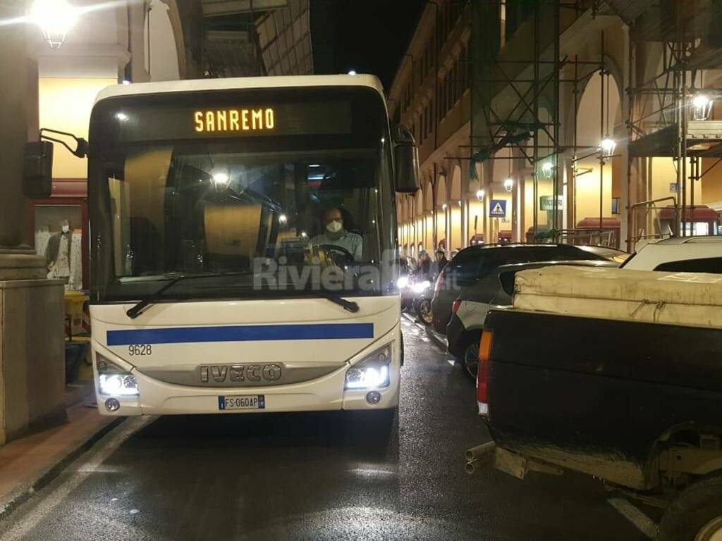 Riviera24-centro bloccato traffico