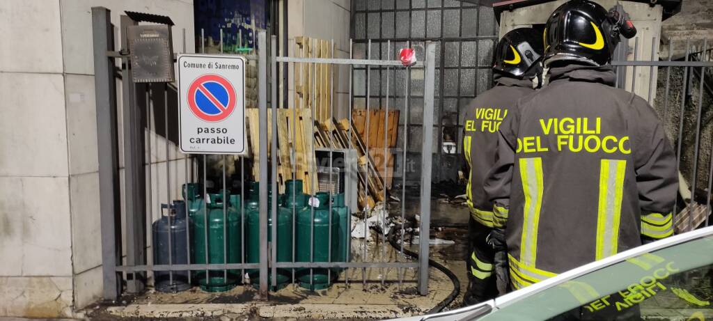 Sanremo, principio di incendio vicino al negozio Liquigas di via Martiri