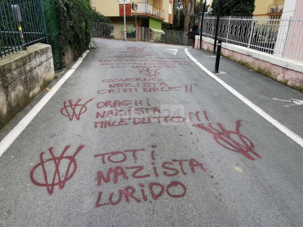 Scritte no vax Bordighera 