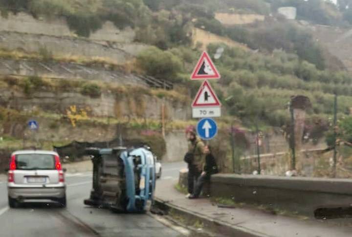 auto fuori strada latte