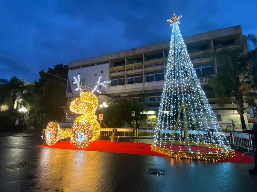 Riviera24-Il Sindaco di Diano Marina accende le luminarie natalizie che danno il via agli eventi fino al 6 gennaio