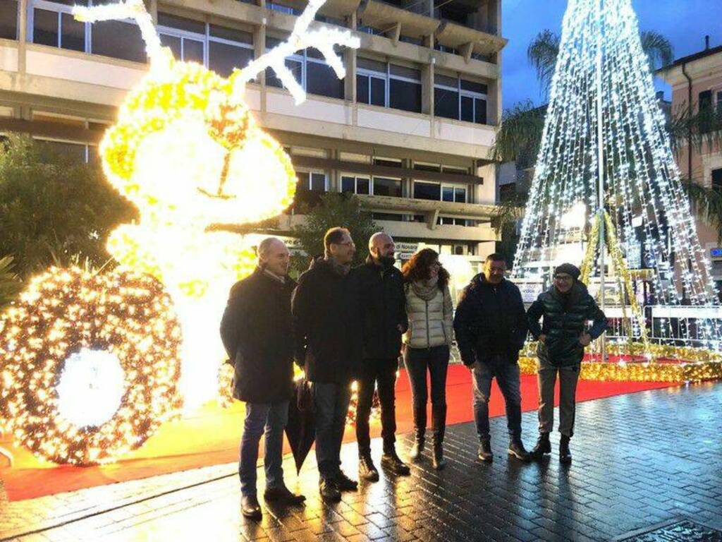 Riviera24-Il Sindaco di Diano Marina accende le luminarie natalizie che danno il via agli eventi fino al 6 gennaio