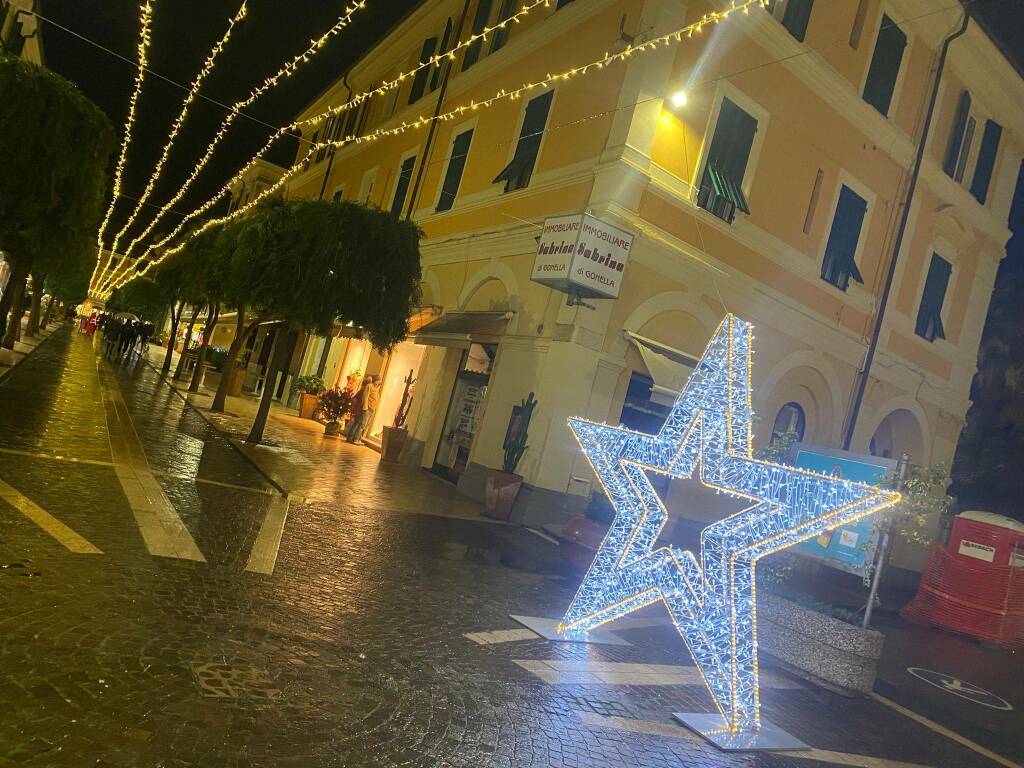 Riviera24-Il Sindaco di Diano Marina accende le luminarie natalizie che danno il via agli eventi fino al 6 gennaio