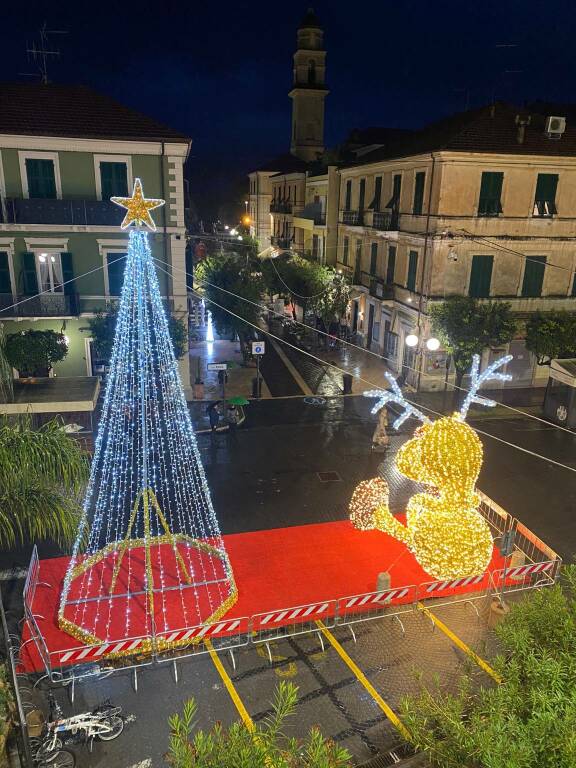 Riviera24-Il Sindaco di Diano Marina accende le luminarie natalizie che danno il via agli eventi fino al 6 gennaio