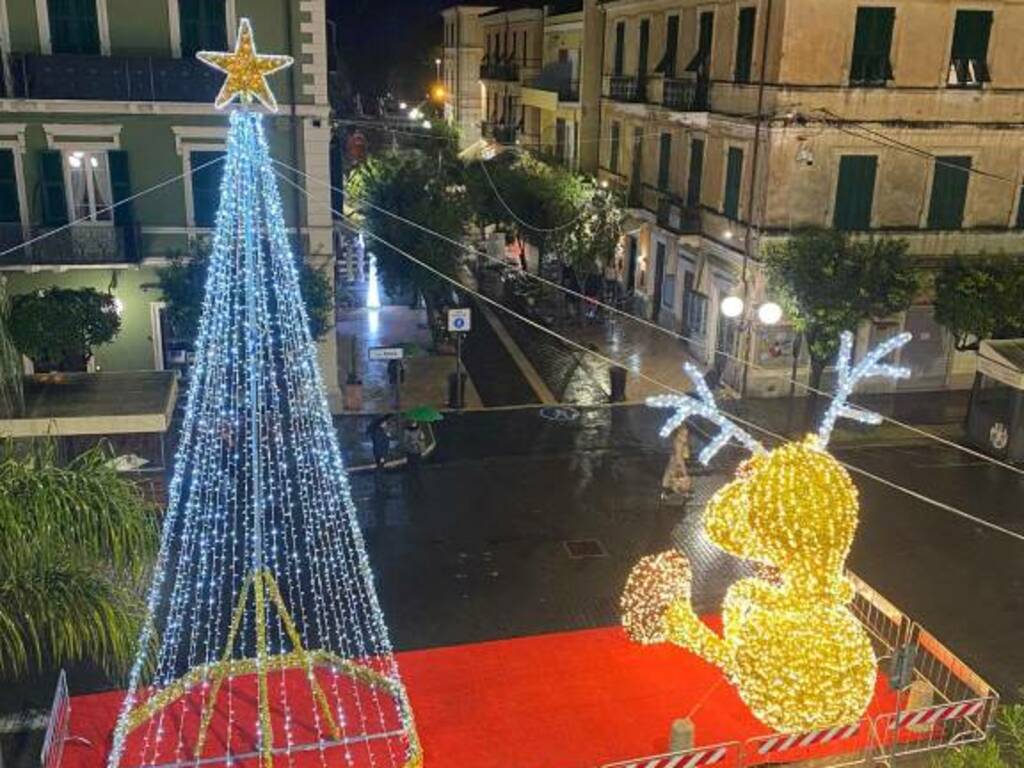 Riviera24-Il Sindaco di Diano Marina accende le luminarie natalizie che danno il via agli eventi fino al 6 gennaio