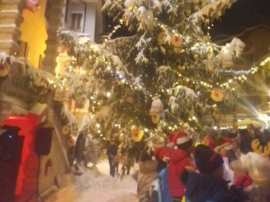 Limone accueille la parade aux flambeaux des moniteurs de ski