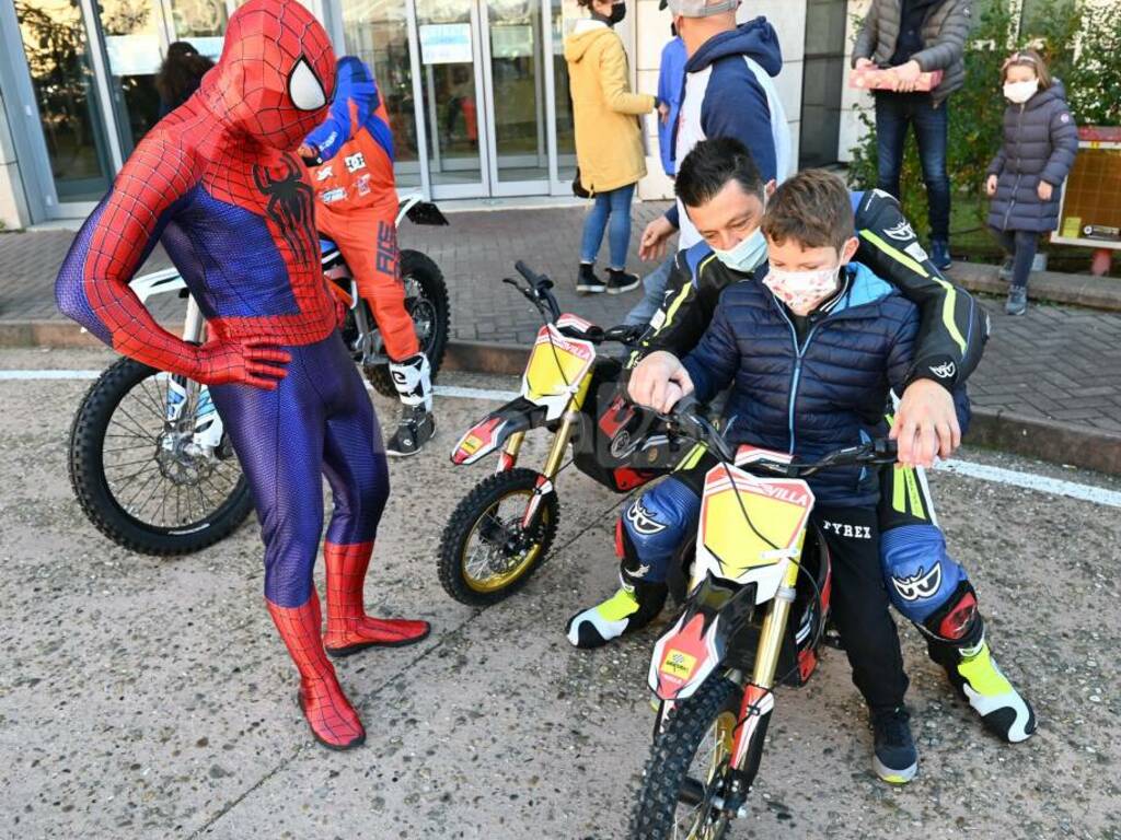 Un sorriso a due ruote, mototerapia al Gaslini con il funambolico Vanni Oddera