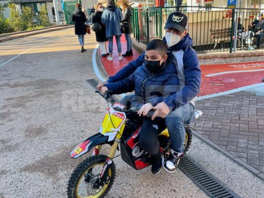 Un sorriso a due ruote, mototerapia al Gaslini con il funambolico Vanni Oddera