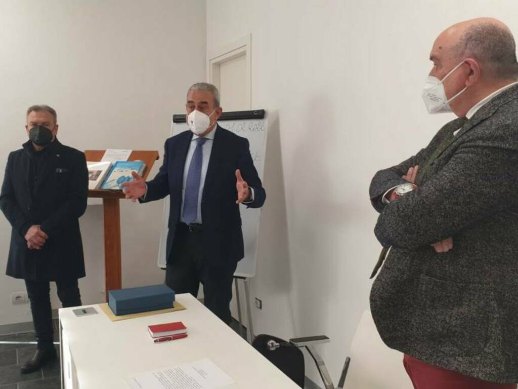 Consegna di targhe agli ex comandanti di carabinieri e polizia municipale