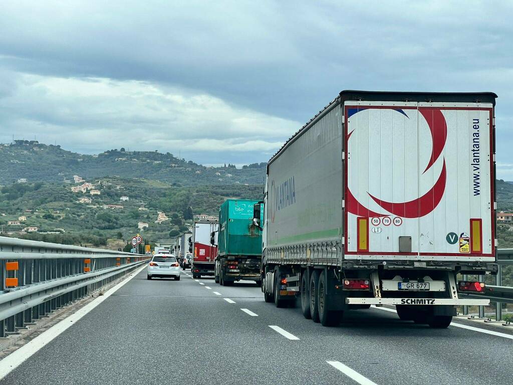 Incendio in autostrada, chiuso tratto tra Andora e Albenga