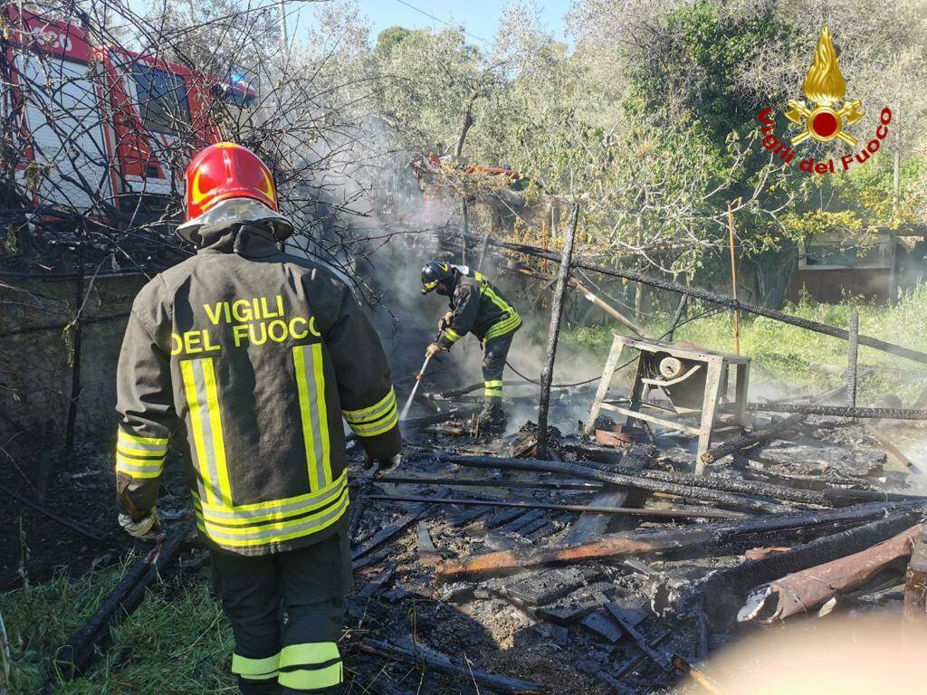 San Bartolomeo incendio rimessa atrezzi 