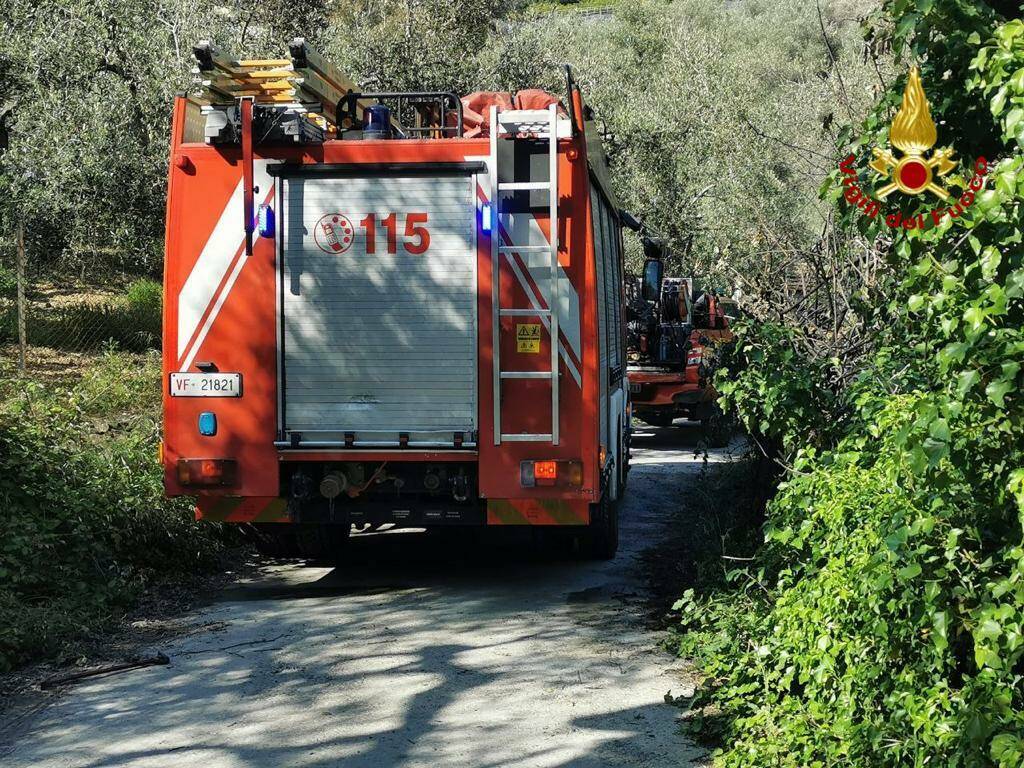 San Bartolomeo incendio rimessa atrezzi 