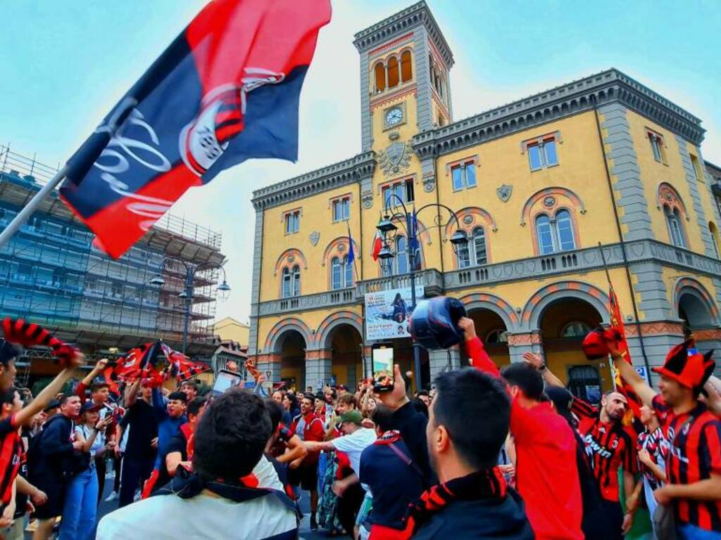 Scudetto Milan: esplode la gioia dei tifosi a Imperia