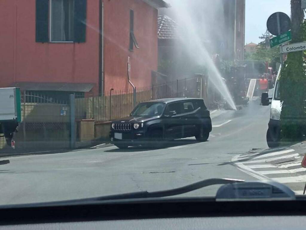 Arriva il caldo e tornano i guasti all’acquedotto: geyser in Via Filippo Airenti