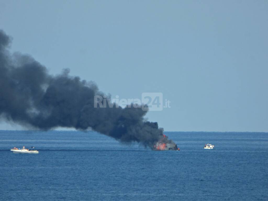 incendio imbarcazione bordighera