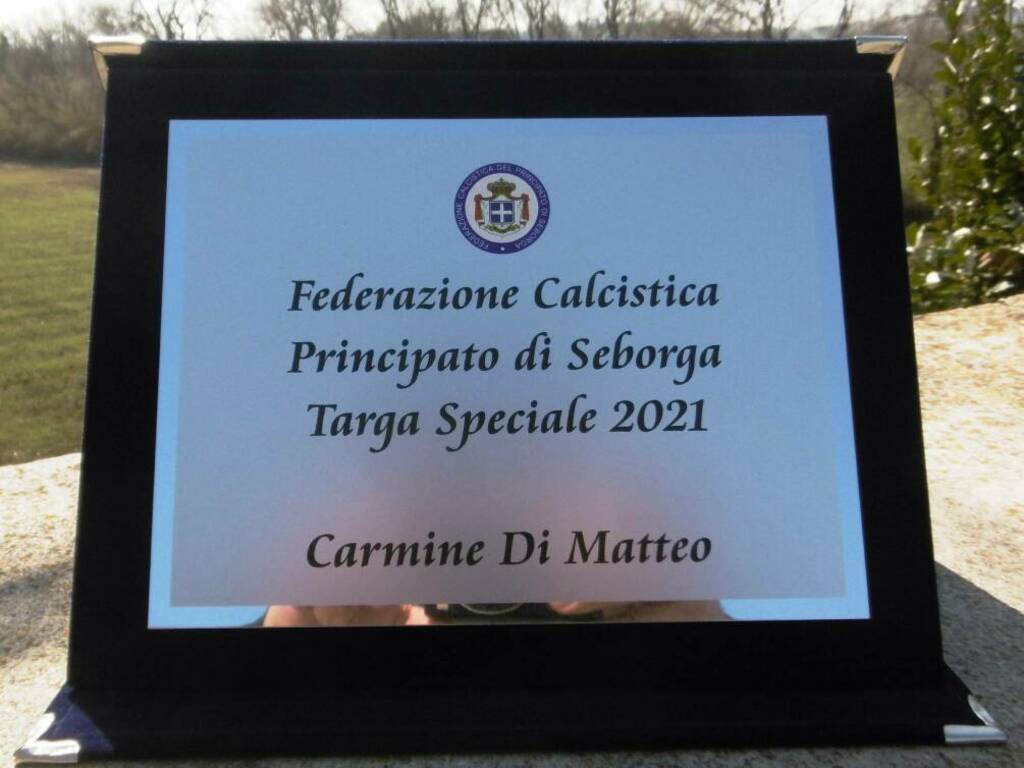 Le due targhe speciali della federazione calcistica di Seborga a Gero Todaro ed in memoria di Carmine Di Matteo