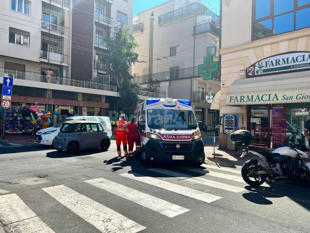 Bordighera, non gli danno le medicine: uomo si taglia le vene in farmacia