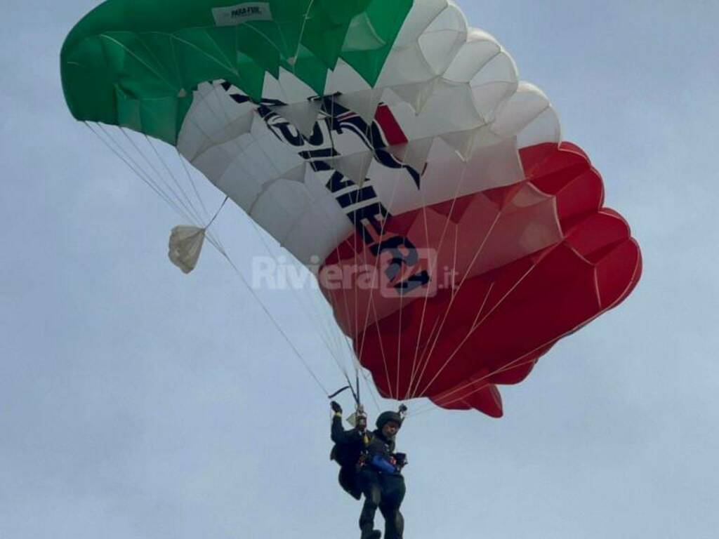 Vele d’Epoca, il Tricolore arriva dal cielo con i carabinieri paracadutisti “Tuscania”