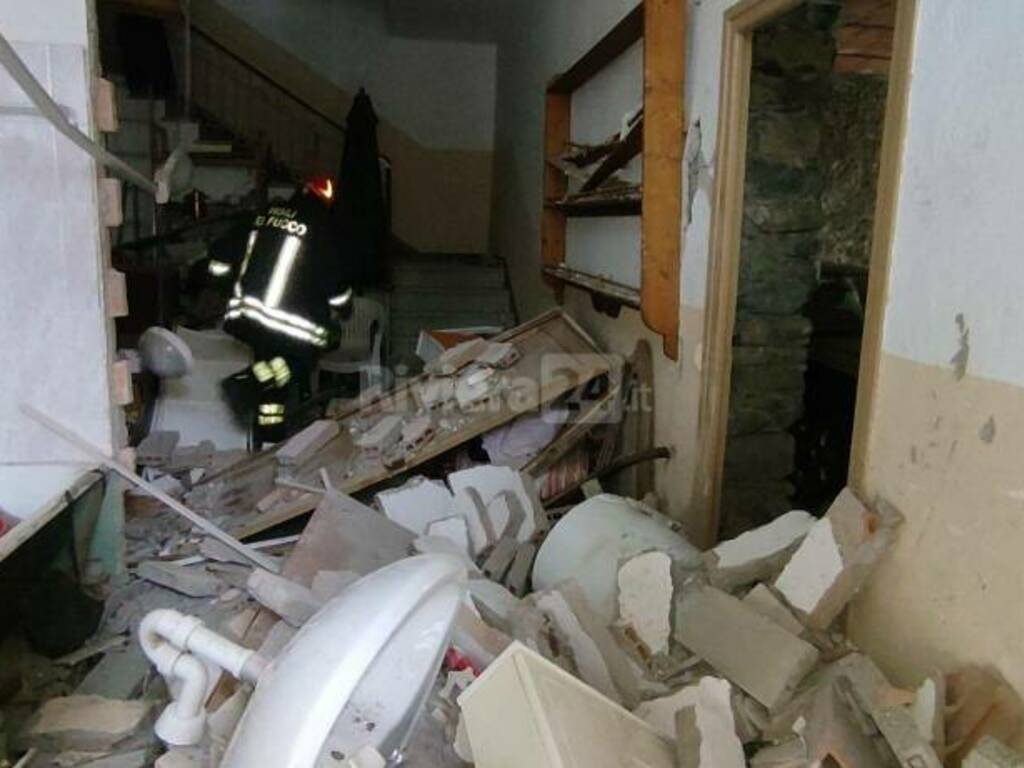 Esplosione in appartamento a Molini di Triora, i quattro giovani ricoverati a Villa Scassi respirano autonomamente