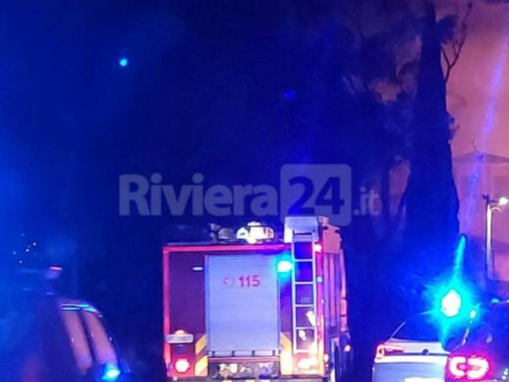 Ventimiglia, vasto incendio a Latte: sul posto due squadre dei vigili del fuoco