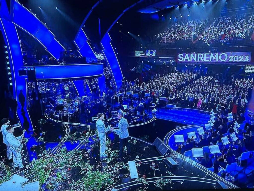 Sanremo, Blanco fischiato dal pubblico dell’Ariston. Spacca tutto perché non si sente in cuffia: «Almeno mi sono divertito»