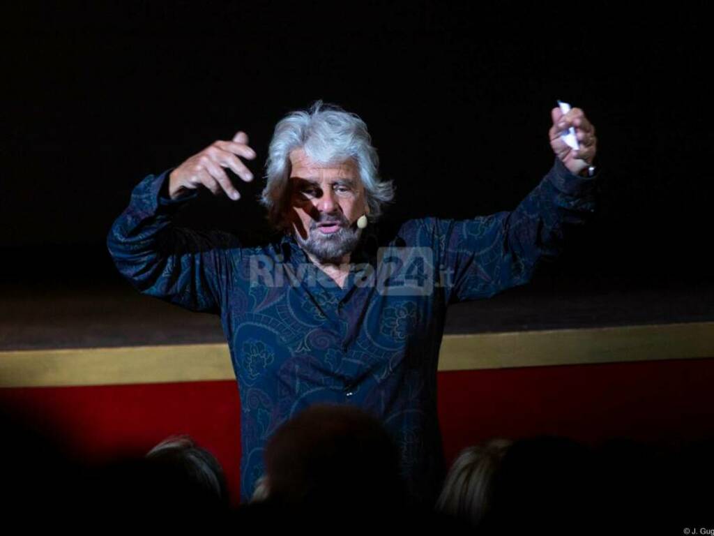 Il ritorno di Beppe Grillo a Sanremo, “oggi al Festival vale tutto. Ai miei tempi la censura stimolava l’intelligenza”