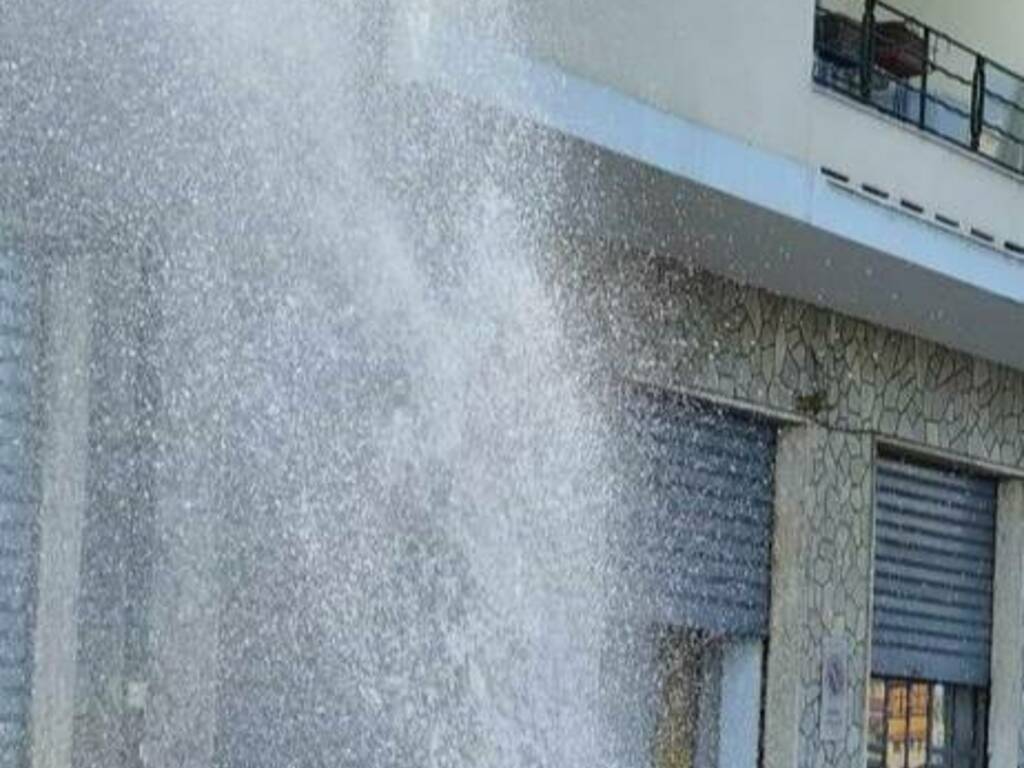 Imperia, ennesimo guasto all’acquedotto e si spigiona il geyser