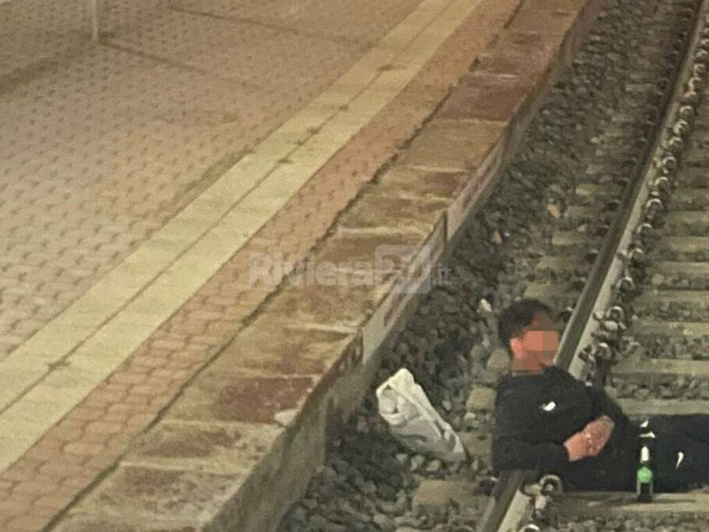 Si sdraia sui binari e interrompe la circolazione ferroviaria sulla linea Ventimiglia-Genova