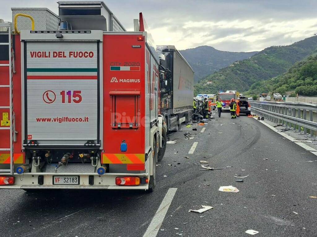 Mortale sull'A10, camion schiaccia auto tra Sanremo e Taggia