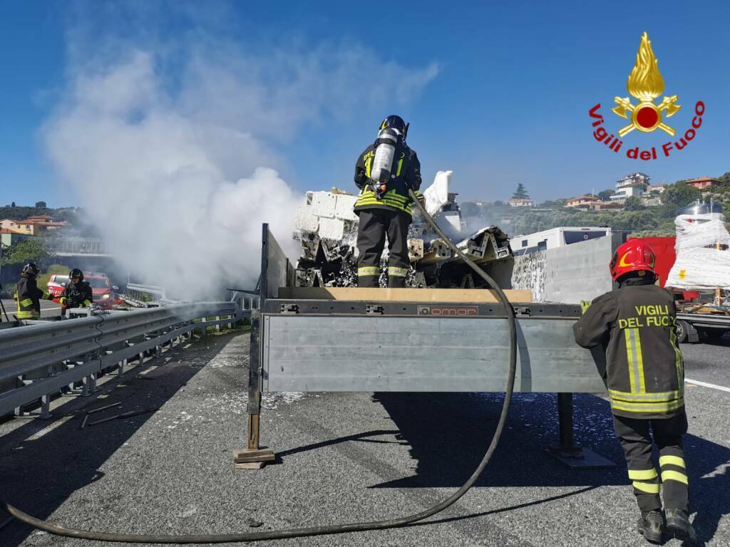 riviera24 - vigili del fuoco camion autostrada