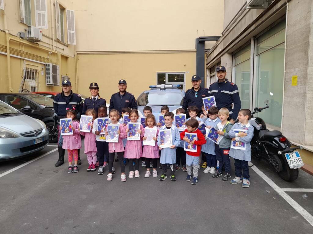 riviera24 - La Polizia di Stato incontra gli alunni della Scuola Almerini 